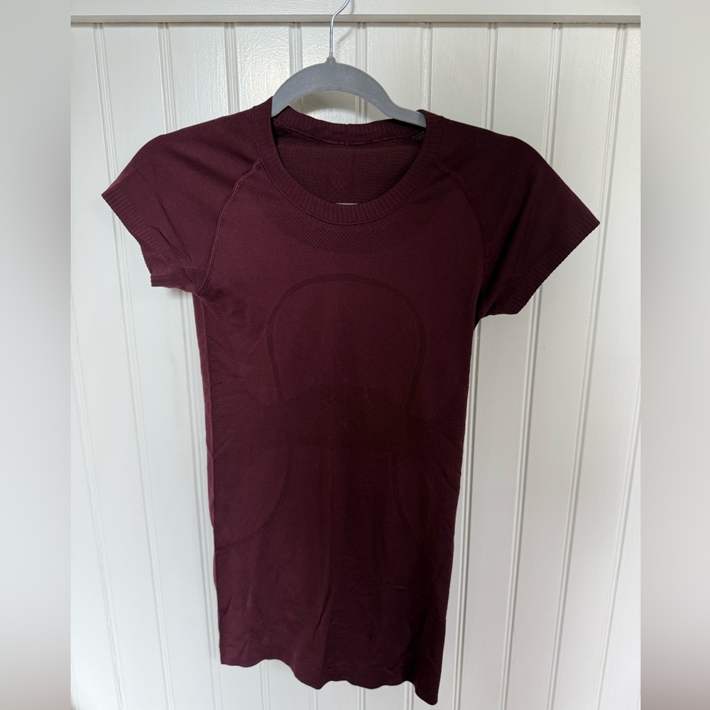 lululemon athletica burgundy workout tee
